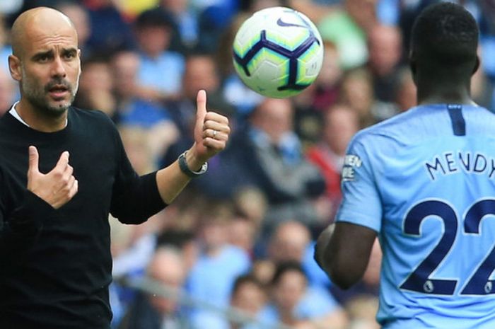 Ekspresi manajer Manchester City, Pep Guardiola (kiri), saat berbincang dengan bek Benjamin Mendy dalam pertandingan Liga Inggris 2018-2019 di Stadion Etihad, Manchester, Inggris, pada 19 Agustus 2018.