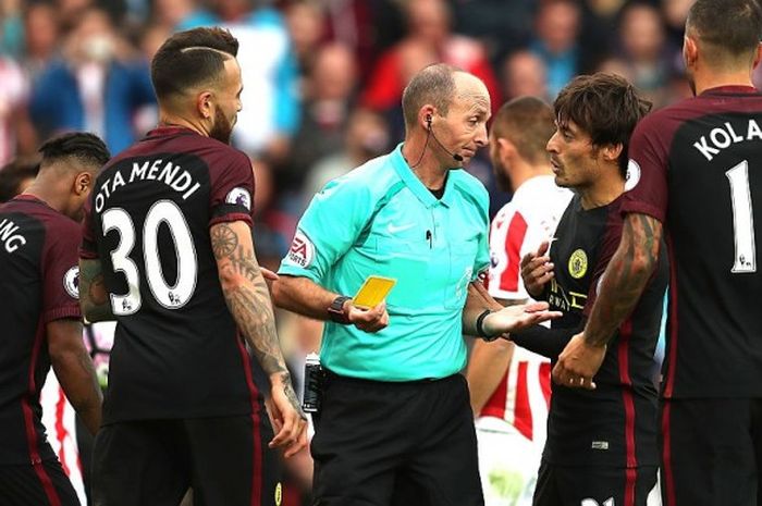 Wasit Mike Dean saat memimpin laga Stoke City versus Manchester City, Sabtu (20/8/2016)