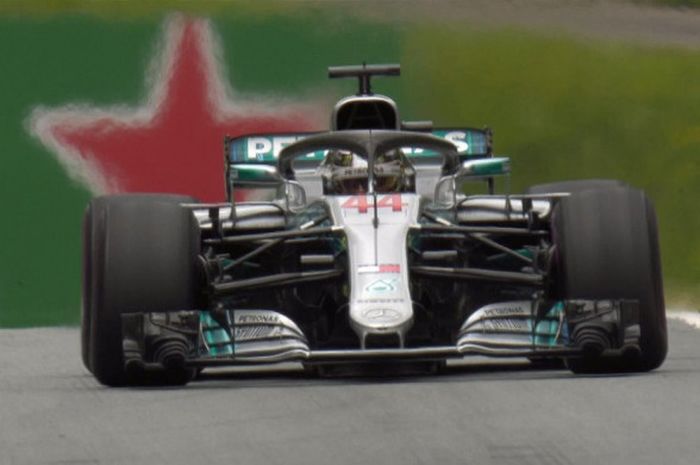 Pebalap Mercedes, Lewis Hamilton, menjadi pebalap tercepat pada sesi latihan bebas pertama dari seri balap kedelapan GP Austria di Red Bull Ring, Spielberg, Austria, Jumat (29/6/2018).