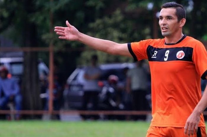Striker asal Paraguay, Silvio Escobar dalam sebuah sesi latihan Perseru Serui di Malang. 