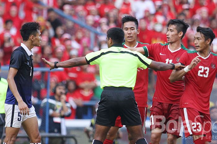 Hansamu Yama Pranata (23) berada di tengah kerumunan pemain timnas U-22 Indonesia dan Kamboja pada laga pamungkas Grup B SEA Games 2017 di Stadion Shah Alam, Selangor, Kamis (24/8/2017).