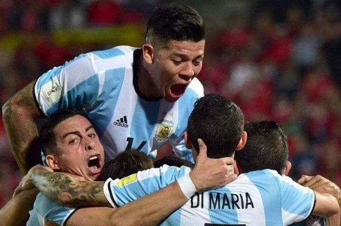 Para pemain Argentina merayakan gol ke gawang Cile pada laga kualifikasi Piala Dunia 2018 zona Amerika Selatan di Estadio Nacional Julio Martinez Pradanos, Jumat (25/3/2016). 