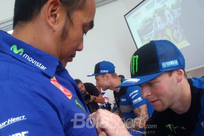 Rider Monster Energy Yamaha Factory Team, Jeremy van Horebeek, menandatangani kaus penggemar dalam acara meet and greet di Yamaha Sentral, Pangkal Pinang, Bangka, Jumat (29/06/2018). Pebalap asal Belgia itu akan ikut dalam event akbar Motocross Grand Prix (MXGP) yang berlangsung pada 30 Juni sampai 1 Juli 2018 di Pangkal Pinang.