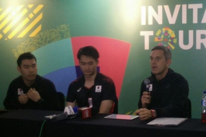 Pelatih timnas Jepang, Gordon Mayforth (kanan) berbicara dalam konferensi pers setelah menghadapi tim Indonesia 2 pada tes event Asian Games 2018 di Tennis Indoor, Senayan, Jakarta, Senin (12/2/2018).