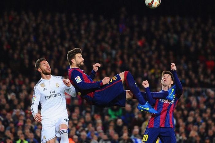 Bek Barcelona FC, Gerard Pique, mencoba melakukan tendangan salto dalam laga kontra Real Madrid, 22 Maret 2016