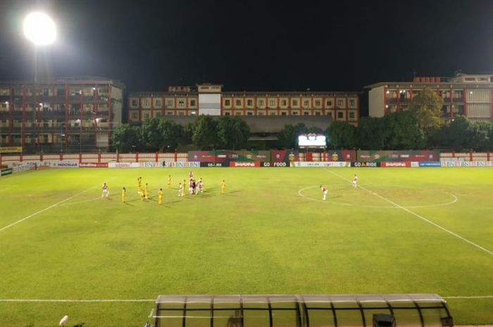 Suasana pertandingan babak kedua antara tuan rumah Bhayangkara FC kontra Persipura Jayapura, di Stadion PTIK, Jakarta, Senin (19/11/2018).