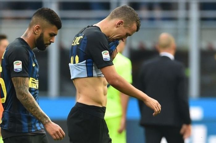 Penyerang Inter Milan, Gabriel Barbosa dan Ivan Perisic, meninggalkan lapangan seusai laga Serie A antara Inter Milan dan Bologna di Stadion Giuseppe Meazza, Milan, pada 25 September 2016.