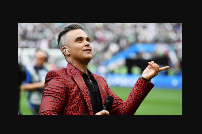 Robbie Williams saat tampil pada pembukaan Piala Dunia  2018 (14/6/2018)