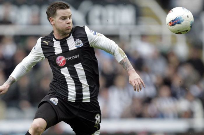 Gelandang Newcastle United, Danny Guthrie, beraksi pada laga Liga Inggris kontra Newcastle di St James Park, Newcastle, 18 Maret 2012.