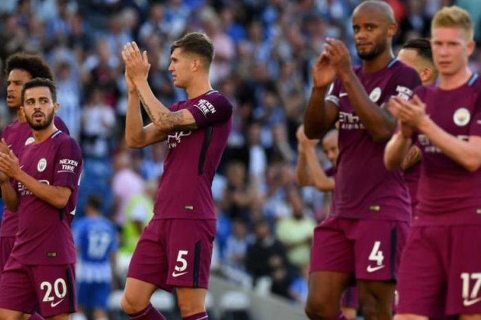 Kapten Manchester City, Vincent Kompany (kedua dari kanan), bersama rekan setimnya merayakan kemenangan atas Brighton Hove & Albion dalam partai Liga Inggris di Amex Stadium, 12 Agustus 2017.