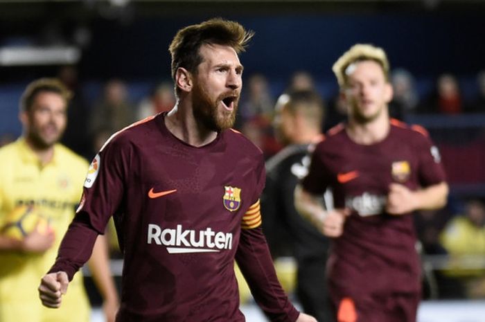 Megabintang FC Barcelona, Lionel Messi, merayakan gol yang dia cetak ke gawang Villarreal dalam laga Liga Spanyol di Stadion Ceramica, Villarreal, pada 10 Desember 2017.