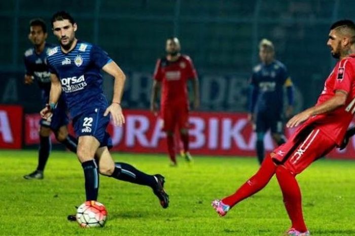 Gelandang Semen Padang, Diego Santos (kanan) tampil impresif dan sering menyulitkan lini tengah Arema yang dimotori Srdjan Lopicic (kiri) pada laga di Stadion Kanjuruhan, Kabupaten Malang, Jumat (1/6/2016) malam. 