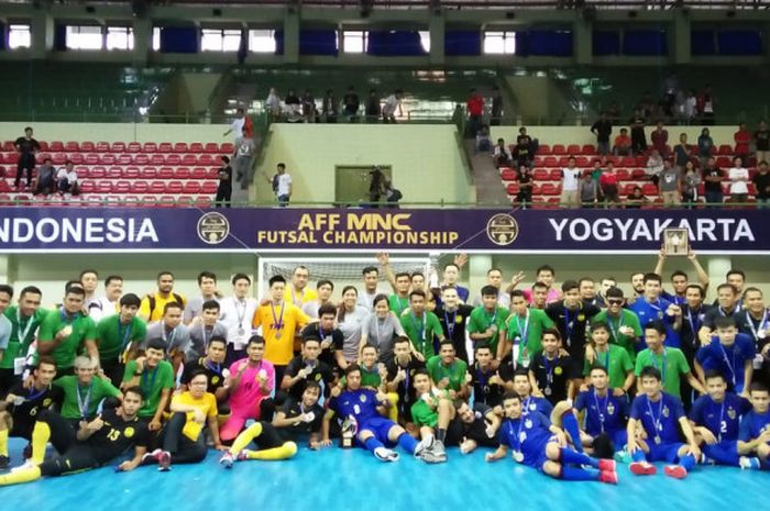 Timnas futsal Indonesia, Malaysia dan Thailand, melebur menjadi satu setelah sesi penyerahan medali Piala AFF Futsal 2018 di GOR UNY, Yogyakarta, Minggu (11/11/2018).