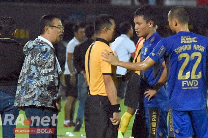Manajer Persib Bandung, Umuh Muchtar (kiri), bersama pemain Persib memprotes hakim garis saat melawan Bali United dalam laga pekan ke-8 Liga 1 di Stadion Kapten I Wayan Dipta, Gianyar, Rabu (31/5/2017) malam.