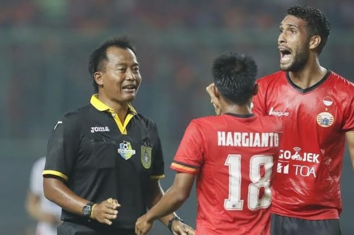 Protes duo pemain Persija, William Pacheco dan Muhammad Hargianto ke wasit Kusni yang memimpin laga kontra Bali United  pada pekan ketujuh Liga 1 musim 2017 di Stadion Patriot, Kota Bekasi, 21 Mei 2017. 