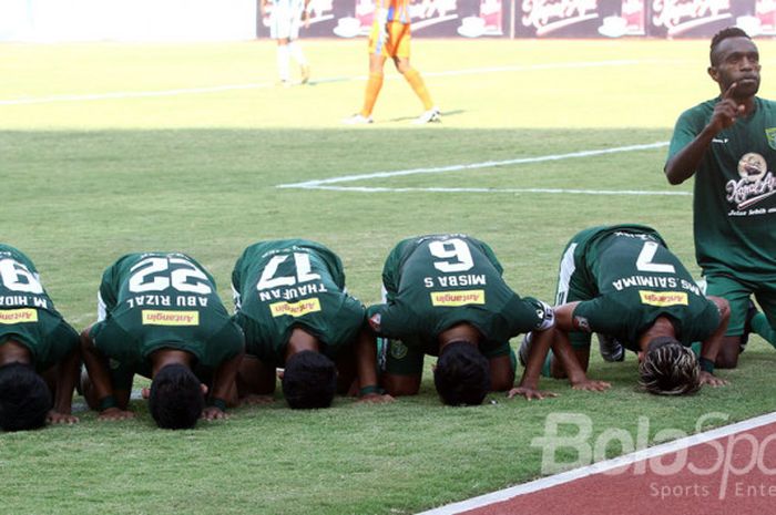  Ricky Kayame (kanan) melakukan selebrasi bersama para pemain Persebaya lainnya setelah mencetak gol ke gawang PSBS Biak, Jumat (22/9/2017) di Gelora Bung Tomo Surabaya.