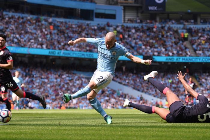 Gelandang Manchester City, David Silva melepaskan tembakan ke gawang Huddersfield Town pada laga pekan ke-37 Liga Inggris di Stadion Etihad, Minggu (6/5/2018) malam WIB.