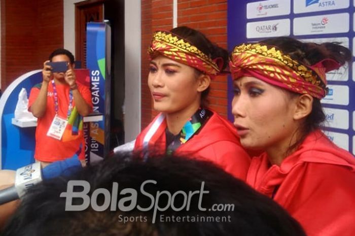 Pasangan pencak silat Ayu Sidan Wilantari/Ni Made Dwiyanti saat ditemui awak media usai meraih medali emas dari kategori beregu putri Asian Games 2018 di Padepokan Pencak Silat, TMII, Jakarta, Rabu (29/8/2018).