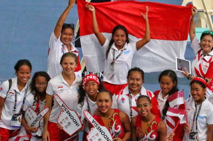 Tim renang indah putri Indonesia melakukan selebrasi setelah meraih medali perunggu SEA Games 2017 pada nomor womens duet technical routine yang digelar di National Aquatic Centre, KL Sports City, Bukit Jalil, Jumat (18/8/2017).