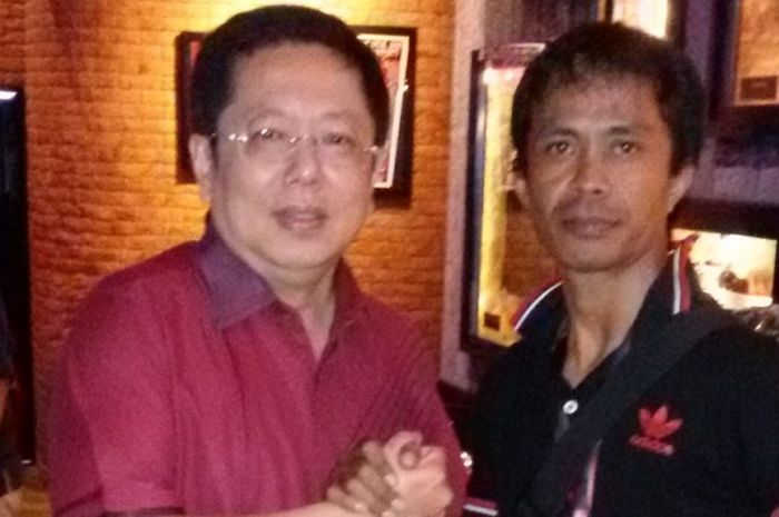 Owner Bali United, Pieter Tanuri (kiri), bersama wartawan JUARA.net di Hard Rock Cafe, Kuta, saat launching Bali United TV pada Rabu (19/10/2016).