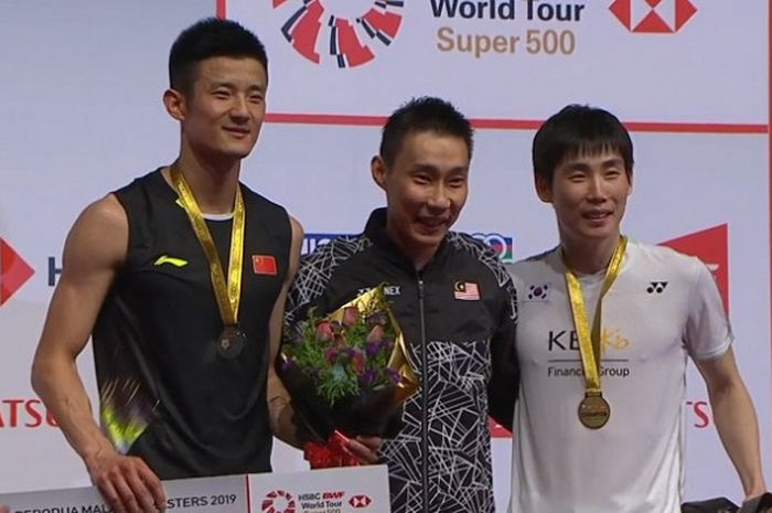 (dari ki-ka) Chen Long, Lee Chong Wei, dan Son Wan-ho berpose bersama di atas podium kemenangan Malaysia Masters 2019 dalam prosesi penyerahan hadiah yang digelar di Axiata Arena, Minggu (20/1/2019).