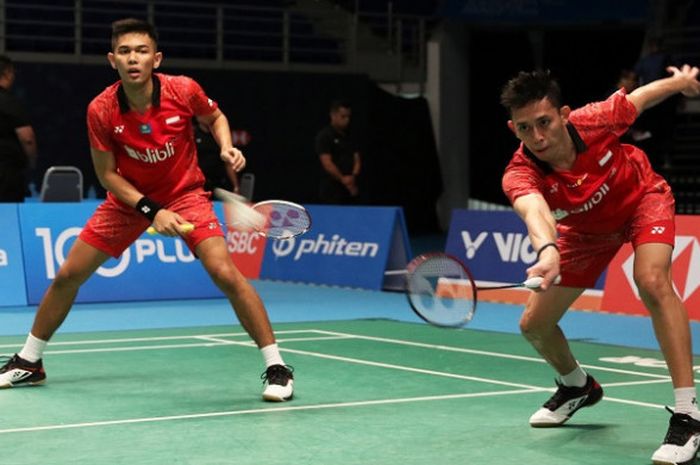 Pasangan ganda putra Indonesia, Fajar Alfian/Muhammad Rian Ardianto, mengembalikan kok ke arah Anders Skaarup Rasmussen/Kim Astrup (Denmark) pada babak kedua Malaysia Open 2018 yang berlangsung di Axiata Arena, Bukit Jalil, Kuala Lumpur, Kamis (28/6/2018).