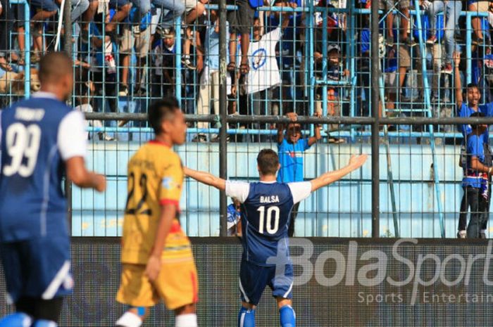Gelandang Arema FC, Balsa Bozovic, merayakan gol yang dicetaknya ke gawang Mitra Kukar dalam duel pekan pertama Liga 1 2018 di Stadion Kanjuruhan, Malang, Sabtu (24/3/2018)