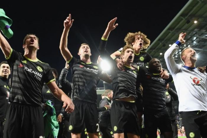 Para pemain Chelsea saat merayakan kemenangan Liga Premier League kontra West Bromwich Albion, di The Hawthorns, 12 Mei 2017. 