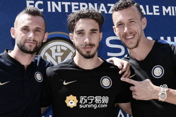 Sime Vrsaljko di antara Ivan Perisic (kanan), dan Marcelo Brozovic berpose dalam perkenalan pemain Inter Milan.