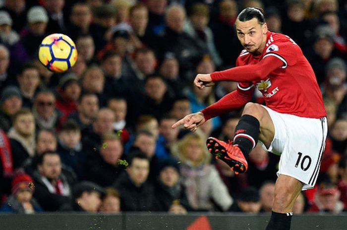   Aksi striker Manchester United, Zlatan Ibrahimovic, saat menendang bola dalam laga lanjutan Liga Inggris 2017-2018 melawan Newcastlet United di Stadion Old Trafford, Manchester, pada 18 November 2017.  