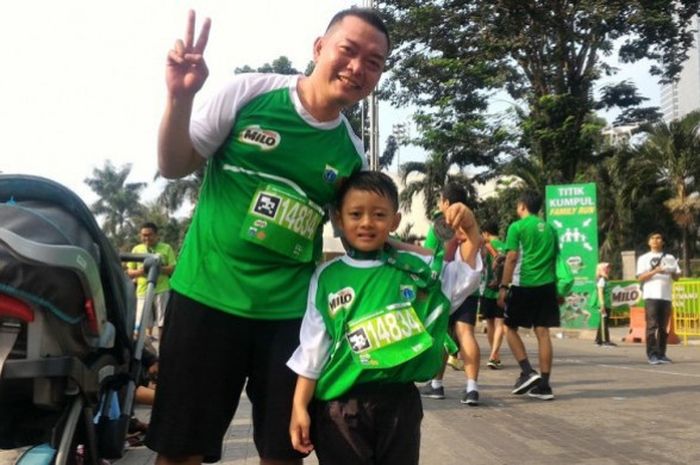 Rian Ferdiansyah (kiri) bersama sang anak seusai mengikuti even lari bertajuk MILO Jakarta International 10K 2017 kategori Family Run di Kawasan Epicentrum Utama Raya, Jakarta, Minggu (23/7/2017).