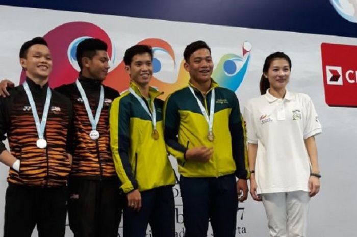 Duet Andryan/Adityo Restu (kedua dari kanan) berpose setelah meraih medali emas di nomor papan 10 meter, di Aquatci Stadium, Senayan, Jakarta, Rabu (6/12/2017).