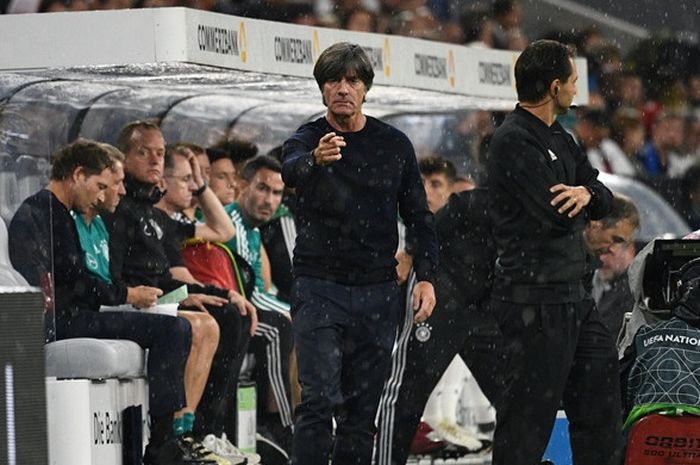 Ekspresi pelatih Jerman, Joachim Loew, dalam laga UEFA Nations League kontra Prancis di Stadion Allianz Arena, Muenchen, Jerman pada 6 September 2018.