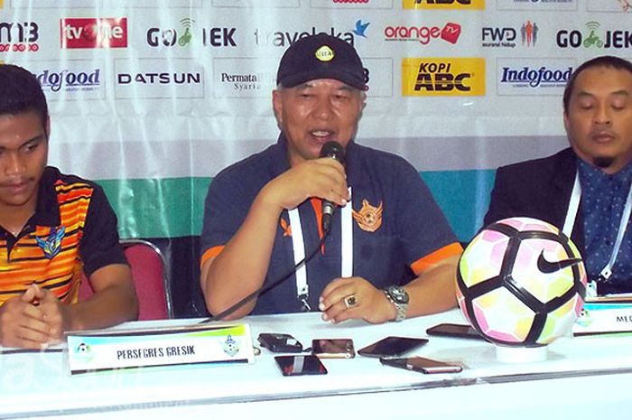 Pelatih Persegres Gresik United, Hanafi, berbicara dalam konfrensi pers usai laga melawan Persib Bandung dalam laga pekan ke-21 Liga 1 di Stadion Si Jalak Harupat, Kab. Bandung, Minggu (20/8/2017).