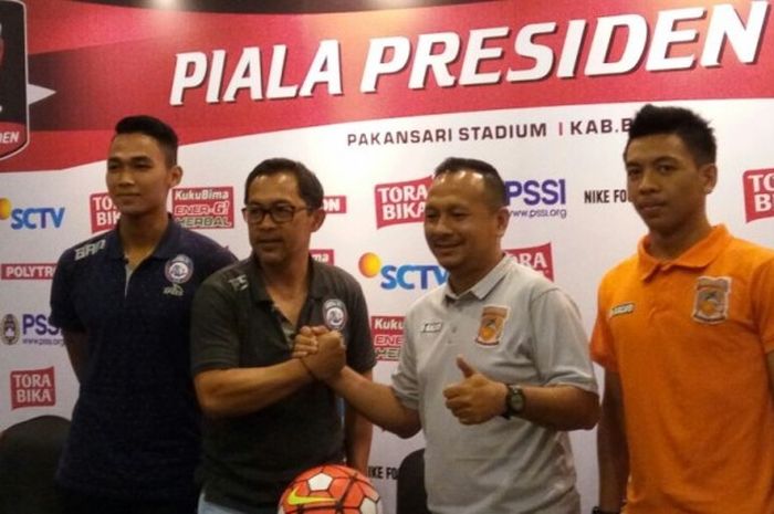 Pelatih Arema FC, Aji Santoso (kedua dari kiri), dan koleganya dari Pusamania Borneo FC, Ricky Nelson (kedua dari kanan), berjabat tangan dalam jumpa pers final Piala Presiden di Hotel Olympic Renotel, Sentul, Sabtu (11/3/2017).