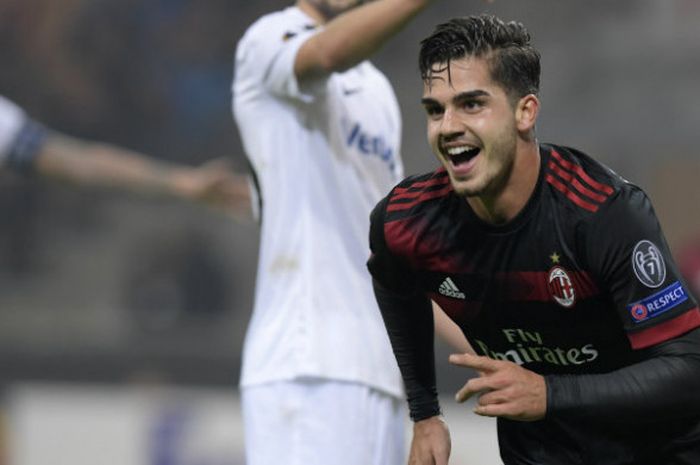 Pemain AC Milan, Andre Silva, melakukan selebrasi seusai menjebol gawang Austria Wien dalam laga Kamis (23/11/2017)