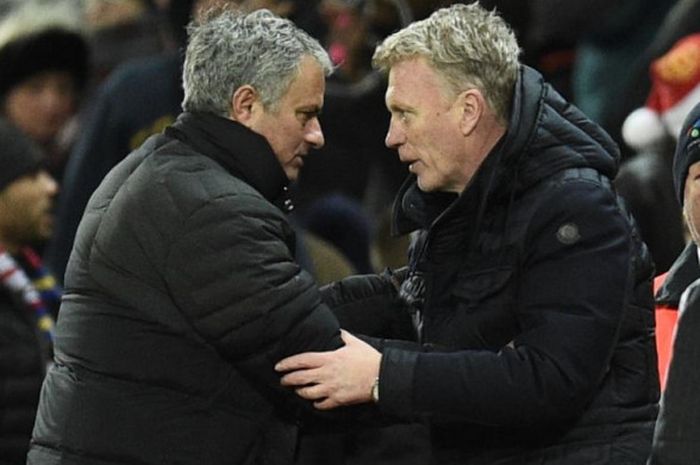 Jose Mourinho (kiri) bersalaman dengan David Moyes dalam partai Liga Inggris antara Manchester United versus Sunderland di Old Trafford, 26 Desember 2016.