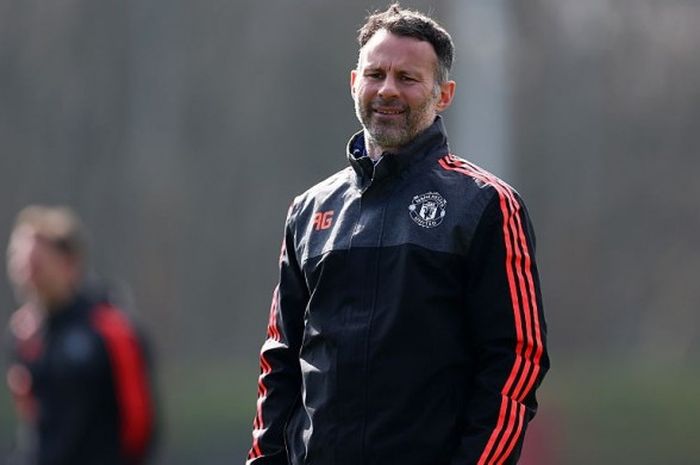 Ryan Giggs saat mengontrol sesi latihan pemain Manchester United di AON Training Complex, 16 Maret 2016.