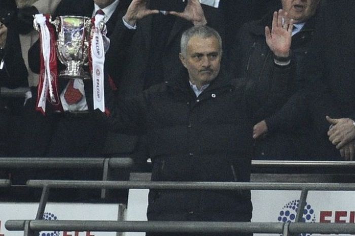 Manajer Manchester United, Jose Mourinho, memegang trofi Piala Liga setelah timnya mengalahkan Southampton dalam laga final di Stadion Wembley, London, Inggris, pada 26 Februari 2017.