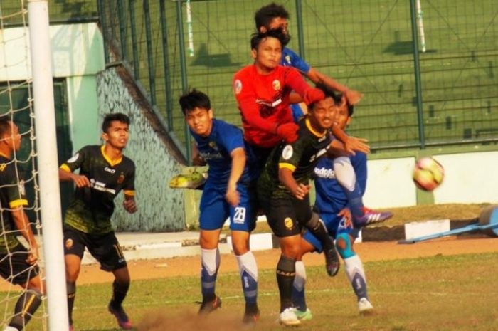 Kemelut di depan gawang Sriwijaya FC U-19 ketika serangan dibangun pemain Persib U-19 di Stadion Siliwangi, Kota Bandung, Sabtu (23/9/2017). 