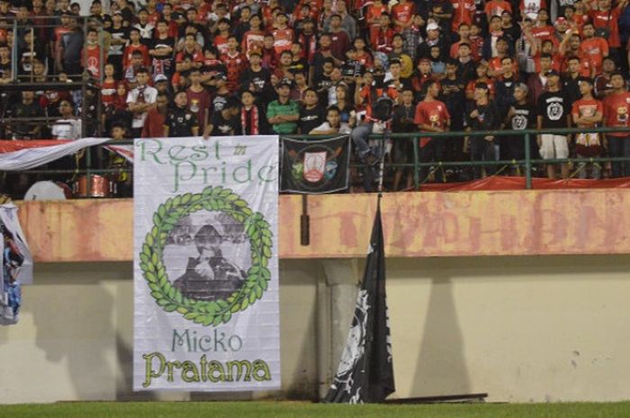 Banner yang disiapkan oleh suporter Persis Solo untuk Micko Pratama pada pembukaan Liga 2 2018 kontra Semen Padang di Stadion Manahan, Kota Solo, Senin (23/4/2018).