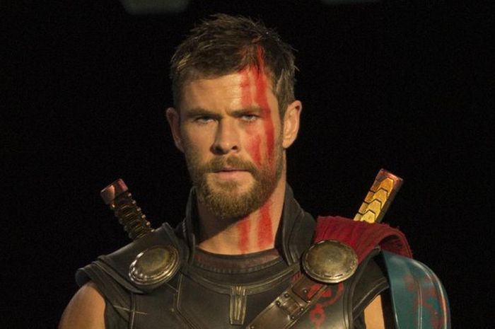  Chris Hemsworth sebagai Thor 
