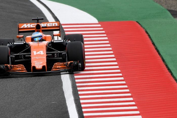 Pebalap McLaren-Honda, Fernando Alonso, menjalani sesi kualifikasi GP Jepang di Sirkuit Suzuka, Jepang, Sabtu (7/10/2017).