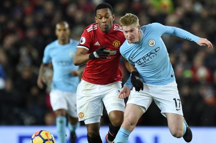  Penyerang Manchester United, Anthony Martial (kiri), berduel dengan gelandang Manchester City, Kevin De Bruyne, dalam laga Liga Inggris di Stadion Old Trafford, Manchester, pada 10 Desember 2017. 