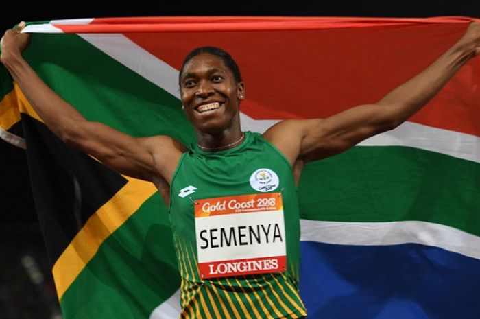 Pelari jarak jauh putri Afrika Selatan, Caster Semenya, melakukan selebrasi setelah memenangi nomor 800 meter pada Commomwealth Games 2018 di Gold Coast, Australia, Kamis (13/4/2018).