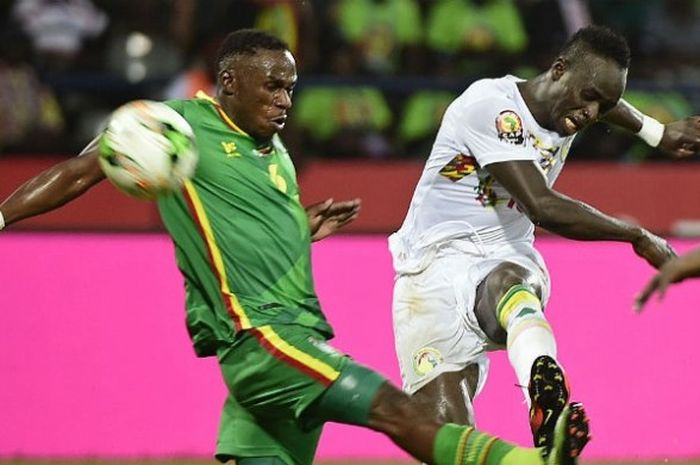 Pemain Senegal, Sadio Mane, beraksi melawan pemain Zimbabwe di pertandingan kedua Grup B Piala Afrika 2017 di Stade de Franceville, Gabon, Kamis (19/1/2017) waktu setempat. 