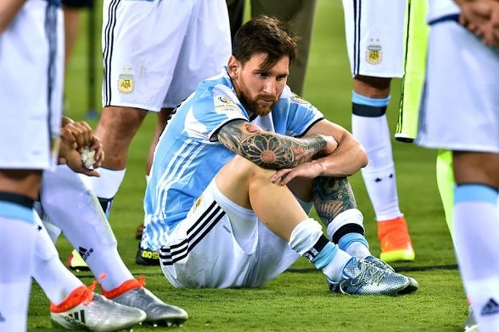 Penyerang Argentina, Lionel Messi, tak kuasa menahan kekecewaan saat menunggu pengalungan medali juara kedua dalam seremoni penyerahan piala Copa America 2016 di Stadion Metlife, New Jersey, AS, 26 Juni 2016.