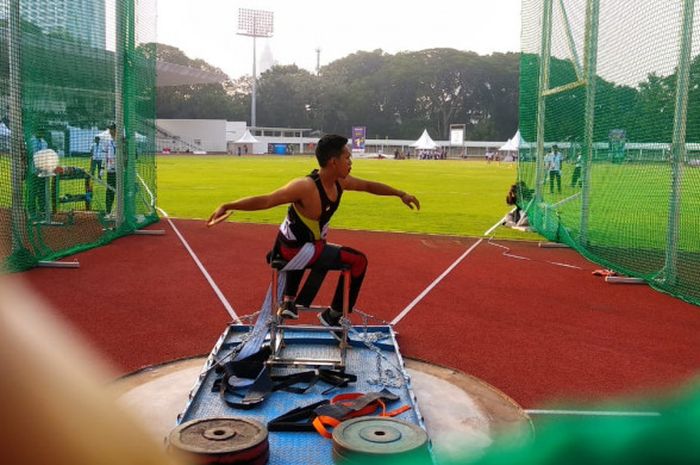 Atlet difabel cabang olahraga atletik nomor lempar cakram melakukan lemparan pada ajang test event Asian Para Games 2018, di Stadion Madya, Senayan, Jakarta, Sabtu (30/6/2018).