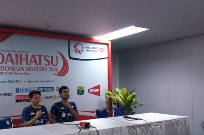 Pasangan ganda campuran Indonesia, Tontowi Ahmad/Liliyana Natsir, berbicara dalam konferensi pers di Istora Gelora Bung Karno, Jakarta, Selasa (23/1/2018).