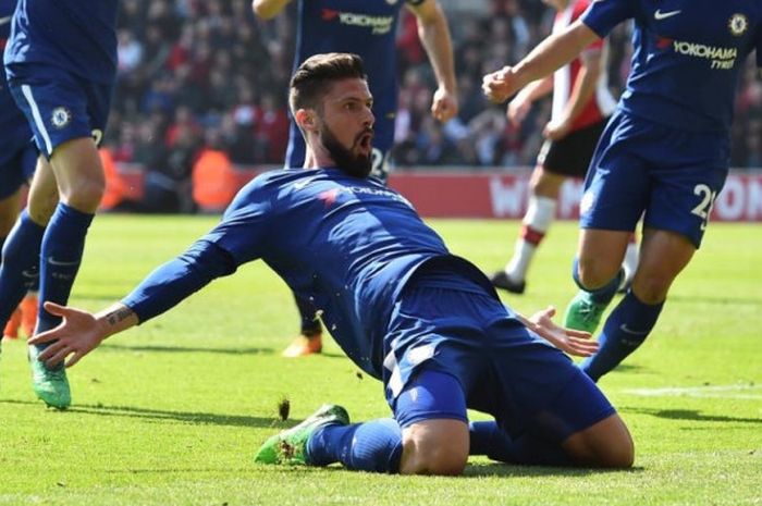 Penyerang Chelsea, Olivier Giroud, merayakan golnya ke gawang Southampton dalam partai Liga Inggris di Stadion St Mary's, Southampton, 14 April 2018.